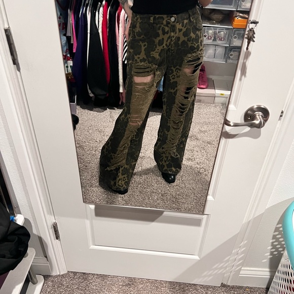 Distressed Green Camo Pants - Picture 11 of 15